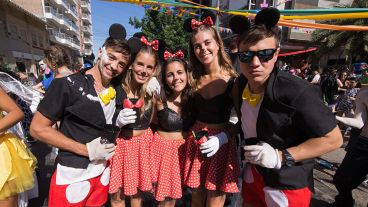 Los egresados de Odontología celebraron con buenos disfraces la finalización de la carrera.