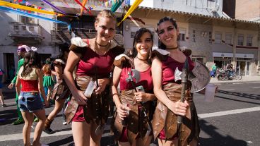 Los egresados de Odontología celebraron con buenos disfraces la finalización de la carrera.