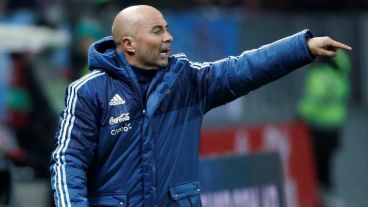 Sampaoli en acción durante el amistoso de Argentina.