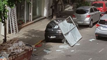 Una ventana salió eyectada e impactó contra un auto estacionado en Córdoba al 2.300, por efecto del viento.