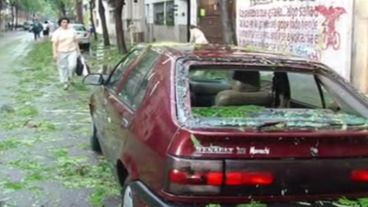 La pedrea de 2006 y su rastro impiadoso con los coches que estaban en la calle en ese momento.