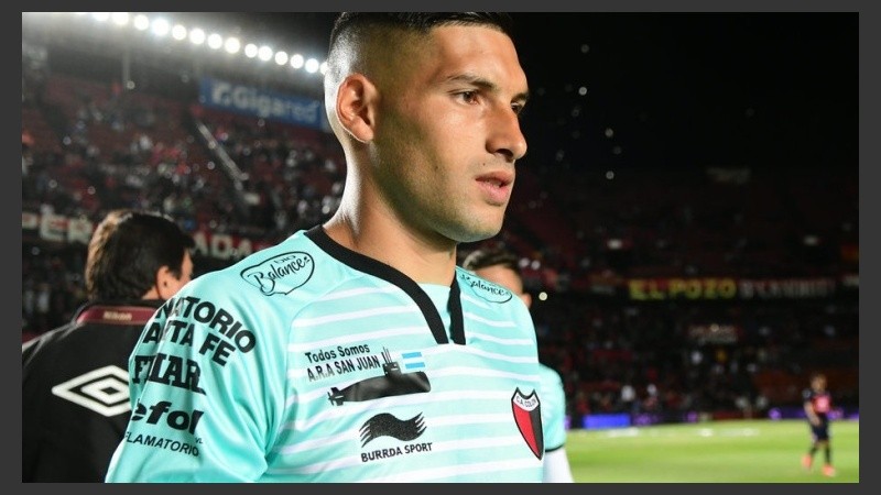 Un jugador de Colón con la inscripción en la camiseta. 