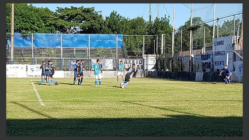 Victoria salaíta en la tarde soleada de Rosario.