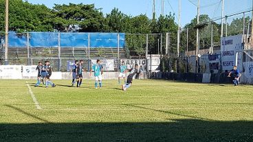 Victoria salaíta en la tarde soleada de Rosario.