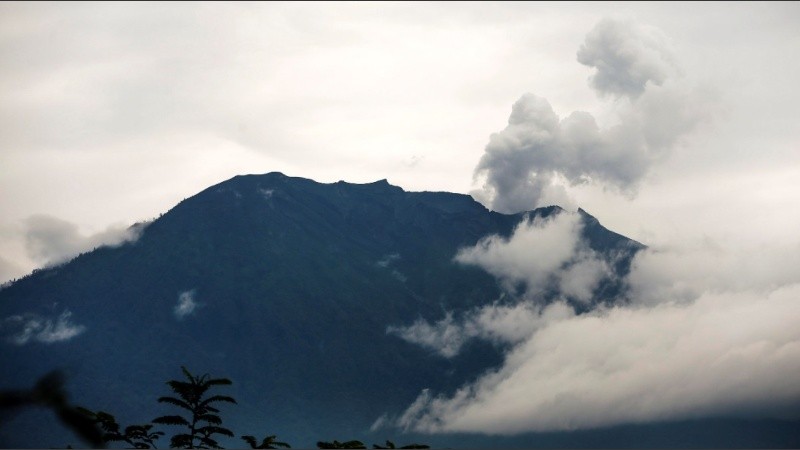 El último martes el volcán expulsó una nube de vapor negro de 700 metros en la primera erupción de tipo no magmático desde 1964.