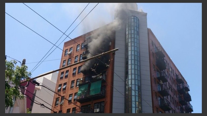 El fuego comenzó este mediodía en el inmueble de barrio Martin.