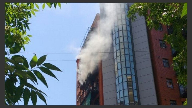 El fuego comenzó este mediodía en el inmueble de barrio Martin.