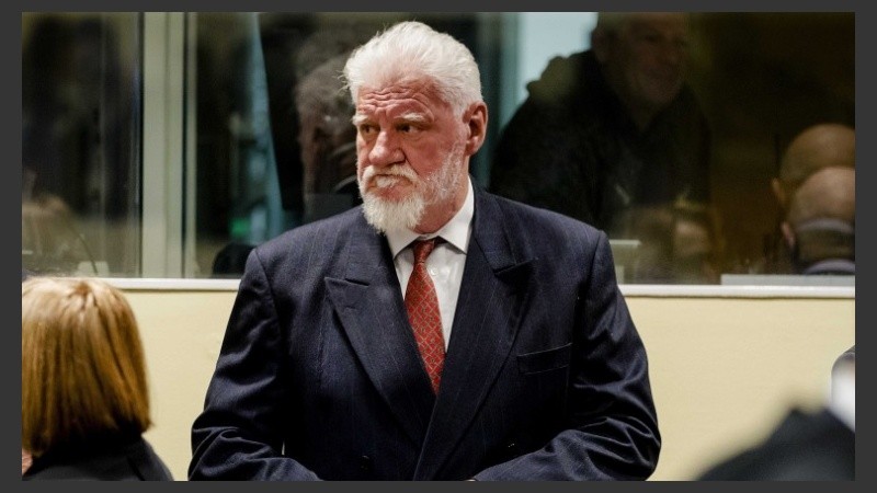 Praljak protestó fuertemente contra su condena y bebió veneno de un vaso.