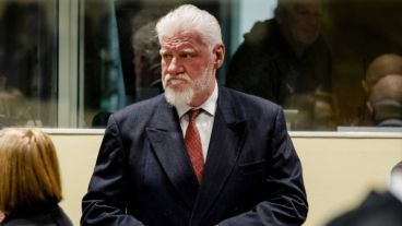 Praljak protestó fuertemente contra su condena y bebió veneno de un vaso.