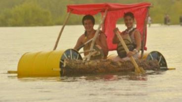 Una de las "balsas locas" que se sumó a la regata de los '80.