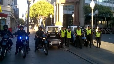 Policías custodian la zona céntrica de la ciudad.