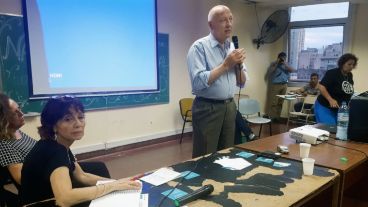 Bonfatti disertando en la UBA sobre salud.