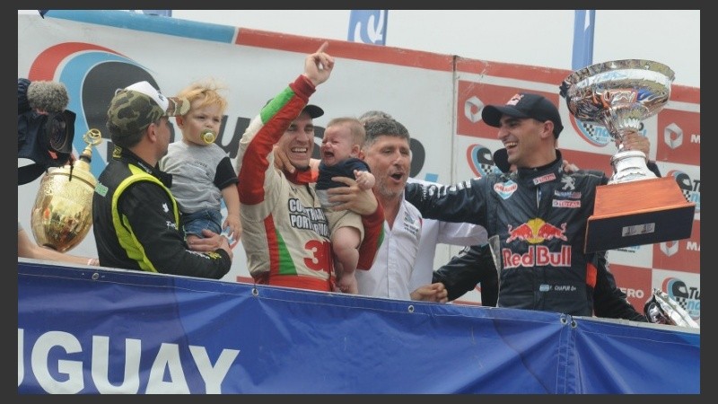 El festejo tras el cierre de la jornada en el autódromo local.