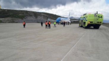 La aeronave tocó tierra a las 13.50 y comenzó la revisión.