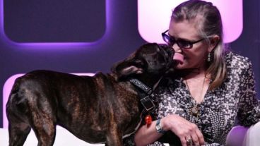 Carrie Fisher junto a Gary, su "amigo fiel", durante una presentación.