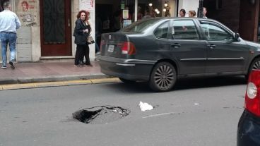 El cráter sorprendió a los transeúntes en Corrientes al 900.