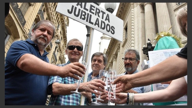 El brindis con agua en Corrientes y Córdoba.