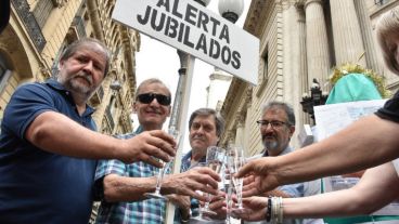 El brindis con agua en Corrientes y Córdoba.