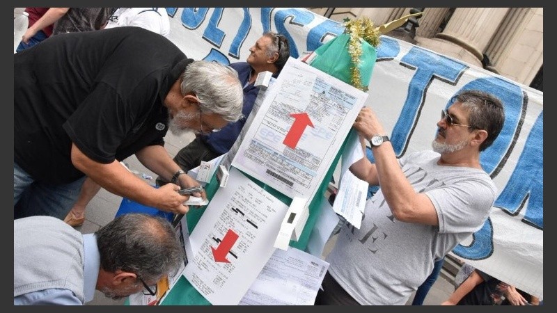 El acto simbólico contra los tarifazos este jueves en la peatonal.