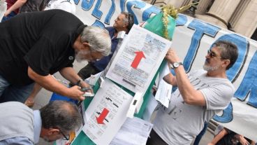 El acto simbólico contra los tarifazos este jueves en la peatonal.