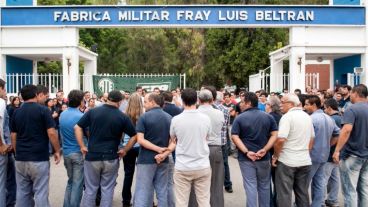 Angustia de los trabajadores en la puerta de la fábrica de Fray Luis Beltrán.