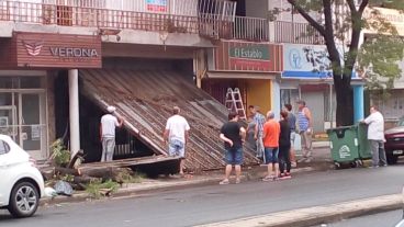 Un toldo caído por la tormenta en San Lorenzo.