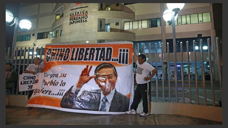 Carteles en la clínica donde está internado el ex presidente. 