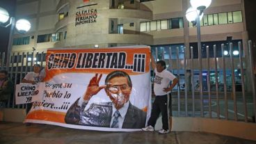 Carteles en la clínica donde está internado el ex presidente.