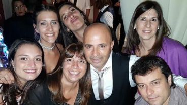 Sampaoli en el festejo de la boda de su hija del sábado a la noche.