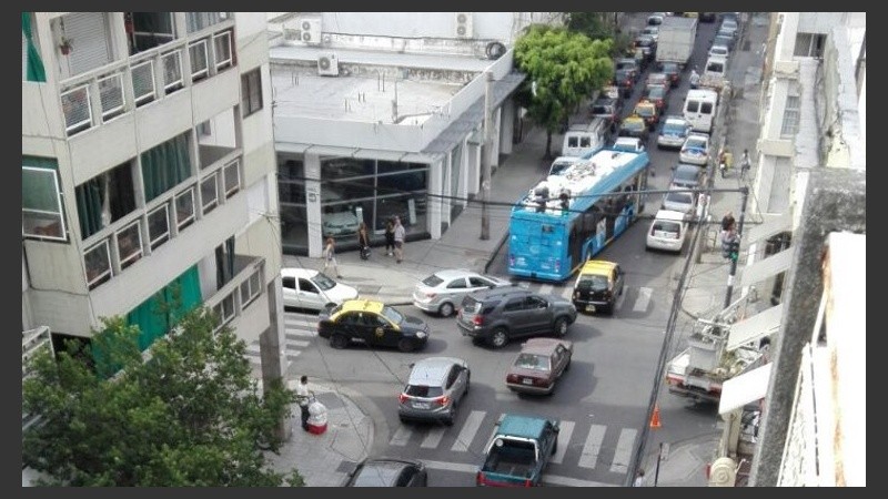 El corte en San Juan y Roca generó congestión en toda la zona.