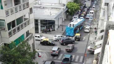 El corte en San Juan y Roca generó congestión en toda la zona.