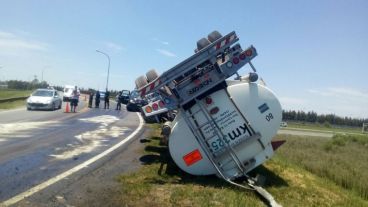 El camión volcado sobre uno de los accesos.