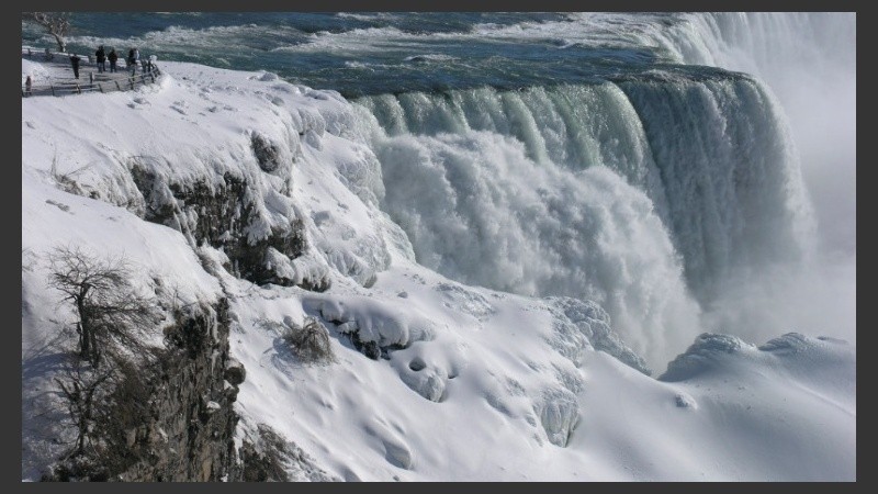 Así lucían las Cataratas del Niágara congeladas.