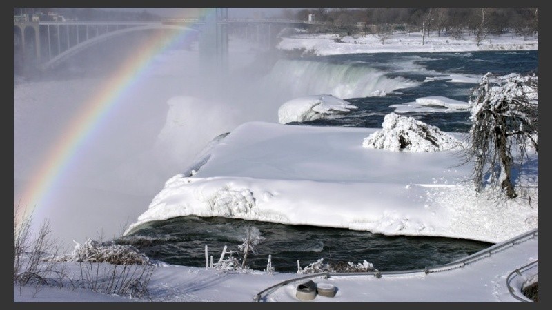 Arco iris formado sobre las congeladas Cataratas del Niágara.