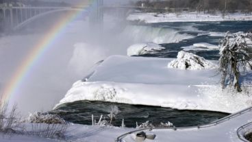 Arco iris formado sobre las congeladas Cataratas del Niágara.