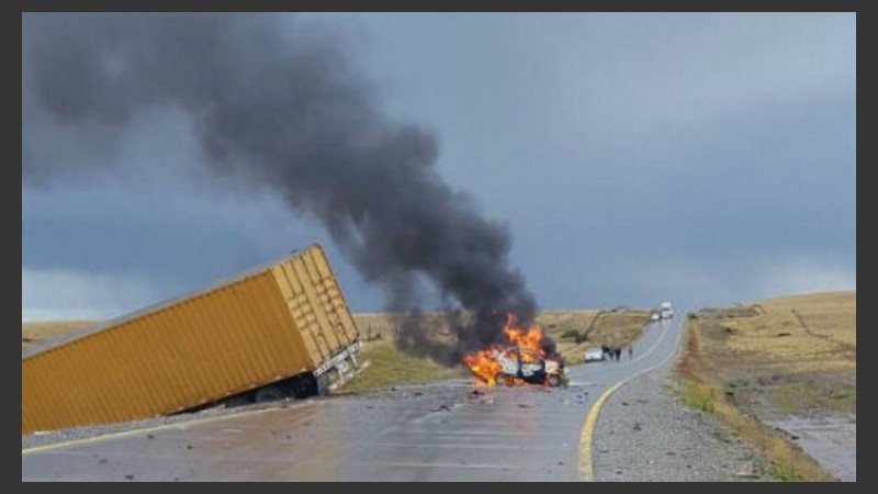 El auto se incendió tras el choque.