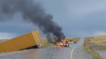 El auto se incendió tras el choque.