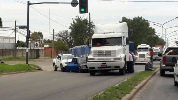 El auto azul se incrustó en el costado del camión en la curva.