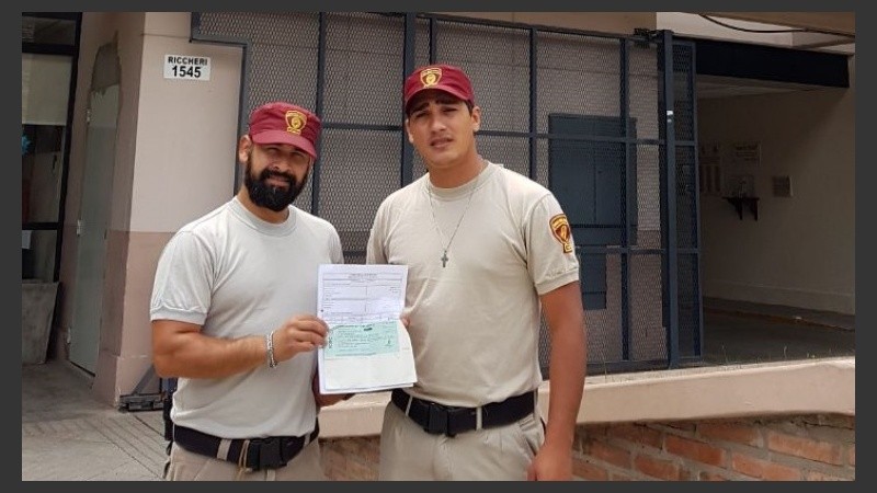 Los agentes de la GUM que encontraron y devolvieron el cheque. 