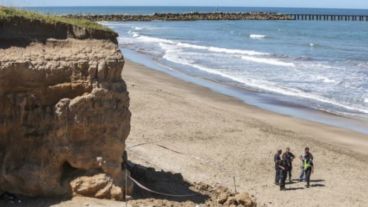 El lugar donde ocurrió el trágico hecho, cercado por la policía.