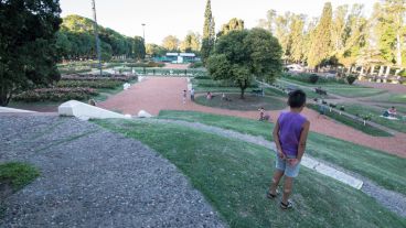 Desde "la montañita" un niño observa el inmenso parque.