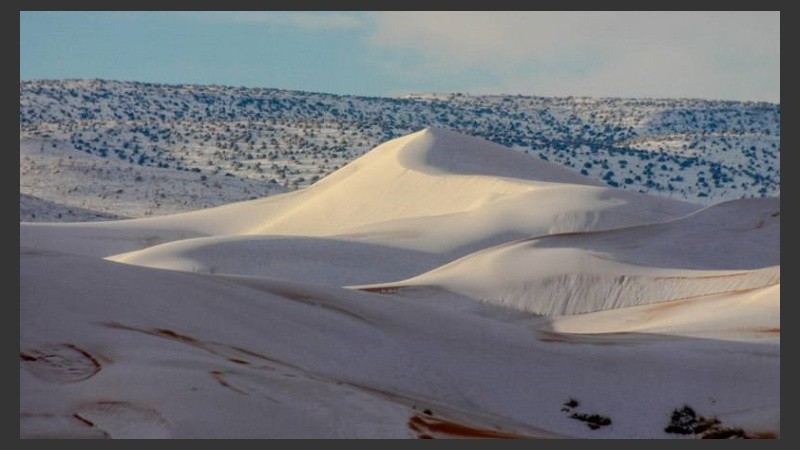 Un foto que no deja de sorprender: las dunas blancas de nieve. 