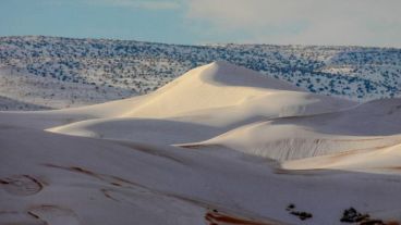 Un foto que no deja de sorprender: las dunas blancas de nieve.