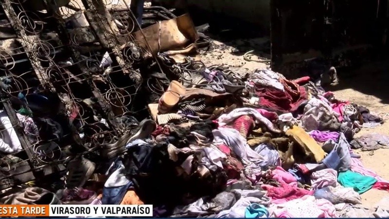 En el patio de la casa quedó ropa y útiles de los chicos quemados.