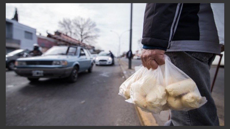 Un vendedor de chipá en las calles de Rosario.