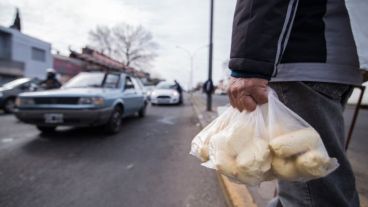 Un vendedor de chipá en las calles de Rosario.