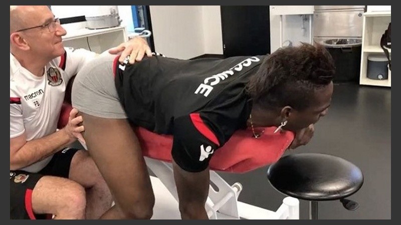 La sugestiva foto de Mario Balotelli. 