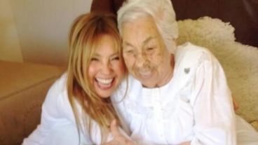 Thalia y una foto con su abuela, la cumpleañera.