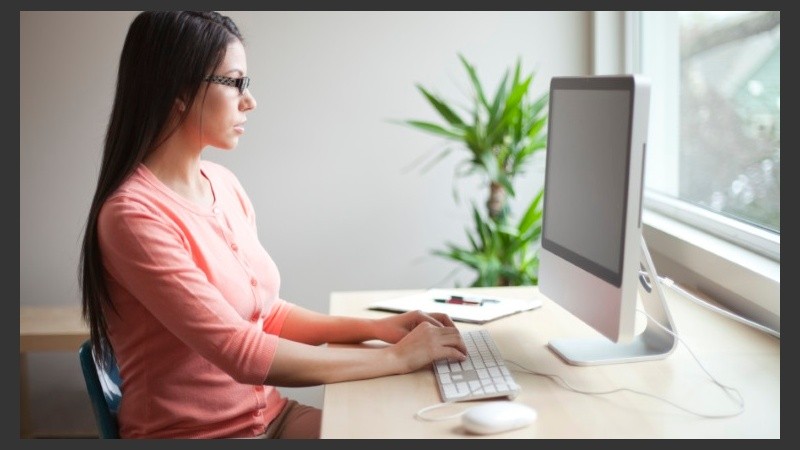 Al sentarnos frente a la computadora es importante mantener el cuello recto, que los ojos sean los que se muevan para contemplar toda la pantalla y no el cuello. 