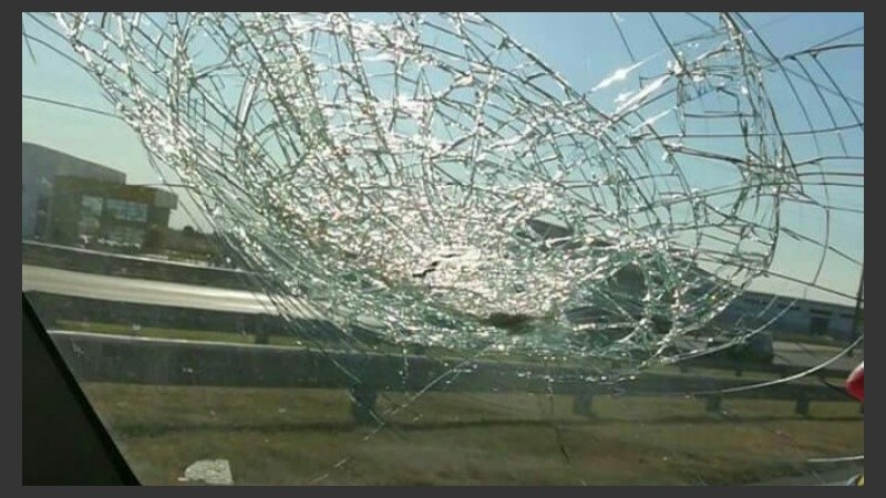 Así quedó el parabrisa del auto en el que viajaba la familia atacada.